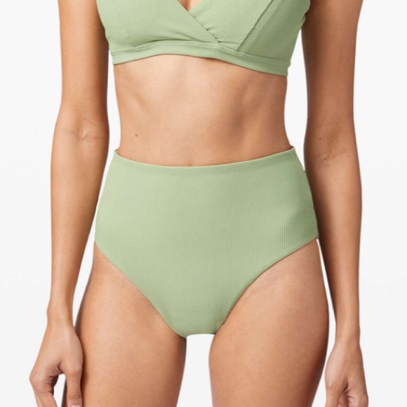 BLACK FRI NWT Clear Waters HW Skimpy bottom